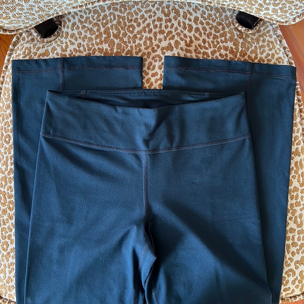 Under Armour Yoga Pant  Black. Size SM/P  Length Short  EUC